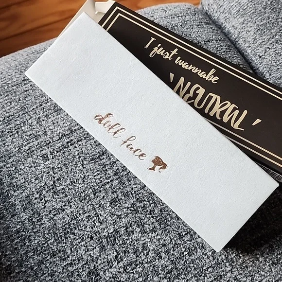 New Doll Face neutral Eye Shadow Palette - Picture 10 of 15